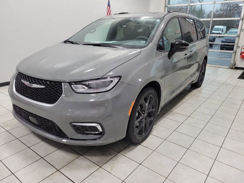 Used 2025 Chrysler Pacifica Limited image 13