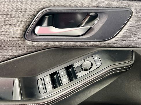 Used 2023 Nissan Rogue SV image 16