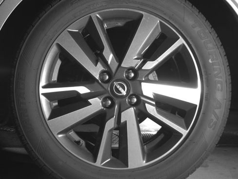 Used 2025 Nissan Versa SV FWD image 16