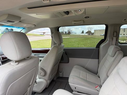 Used 2009 Chrysler Town & Country Touring FWD image 15