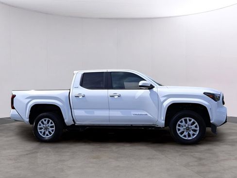 Used 2024 Toyota Tacoma SR5 AWD/4WD image 4