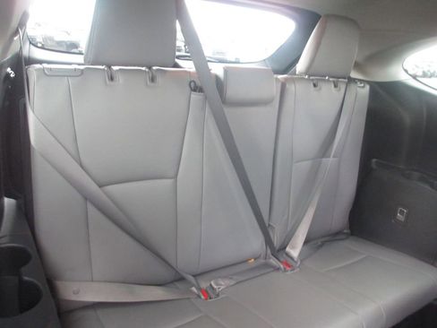 Used 2024 Toyota Highlander XLE AWD/4WD image 25