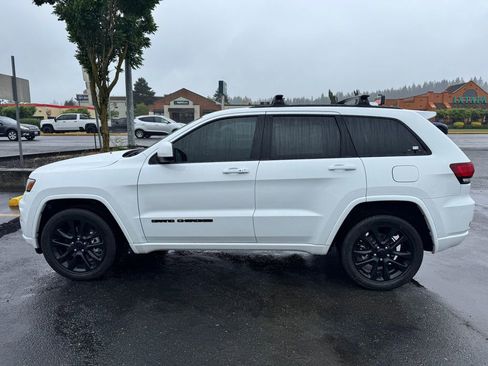 Used 2021 Jeep Grand Cherokee Laredo X AWD/4WD image 4