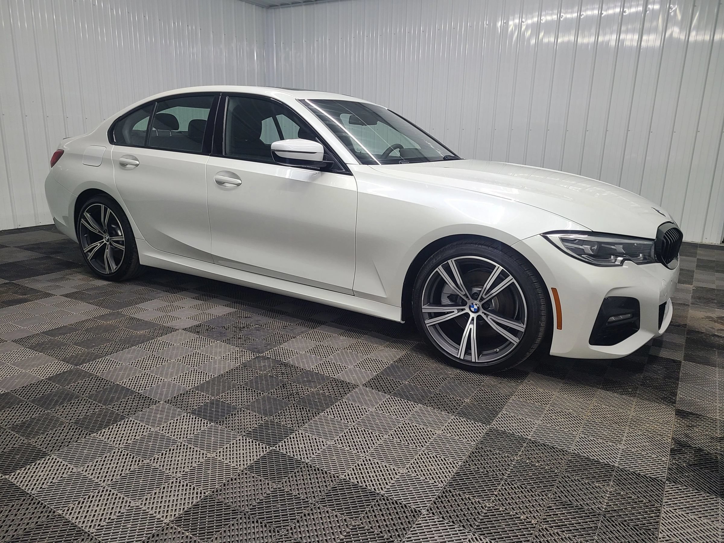 Used 2019 BMW 330i Sedan w/ M Sport Package RWD image 1