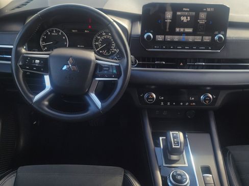 Used 2024 Mitsubishi Outlander SE Black Edition image 13