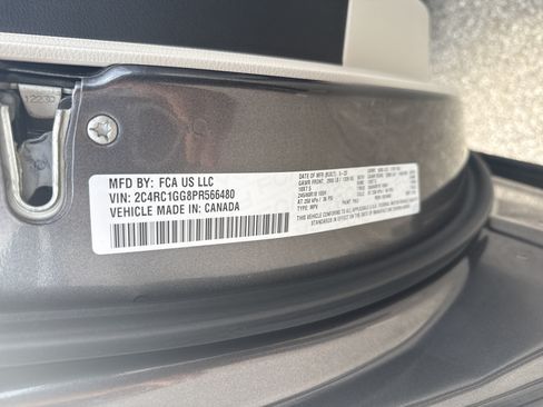 Used 2023 Chrysler Pacifica Limited FWD image 34