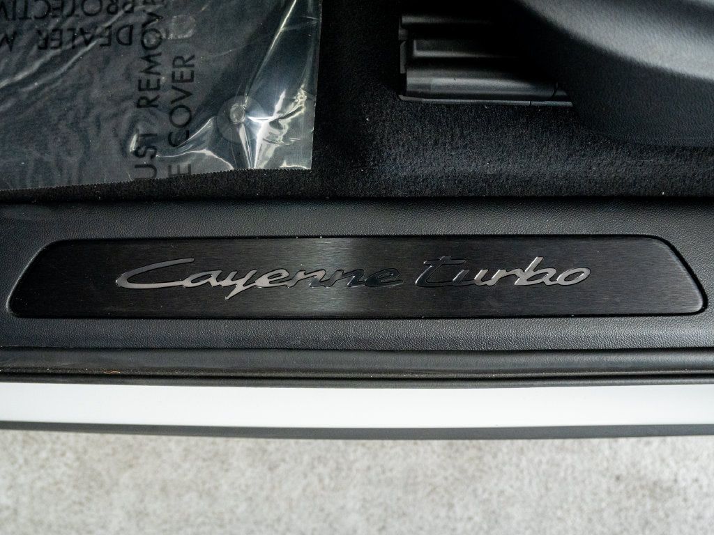 Used 2025 Porsche Cayenne Turbo AWD/4WD image 12