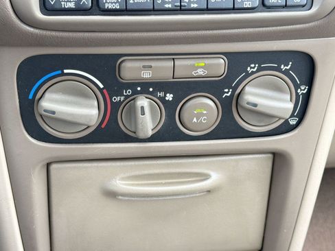 Used 2001 Toyota Corolla CE FWD image 17