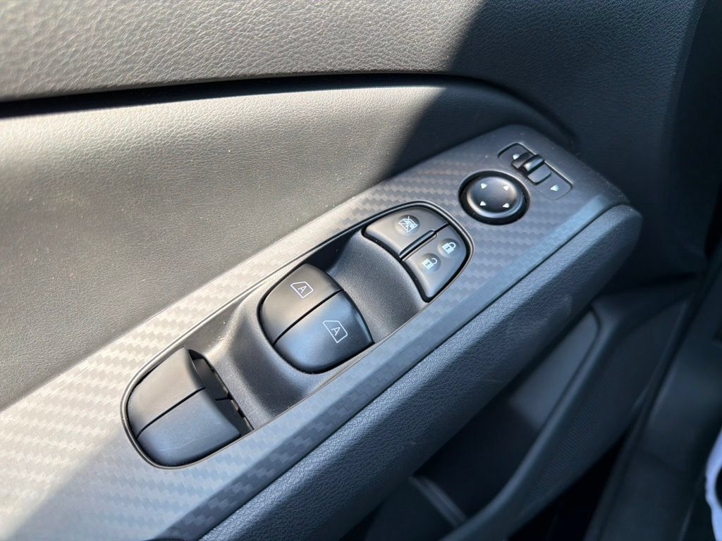 Used 2025 Nissan Altima 2.5 SV FWD image 31