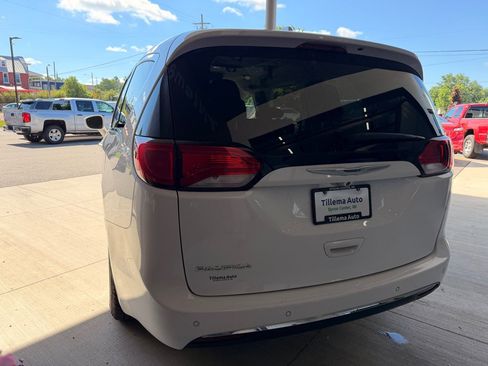 Used 2018 Chrysler Pacifica Touring Plus w/ Tire & Wheel Group FWD image 5