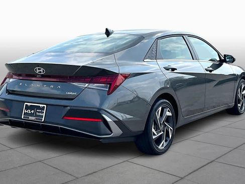Used 2025 Hyundai Elantra Limited image 13