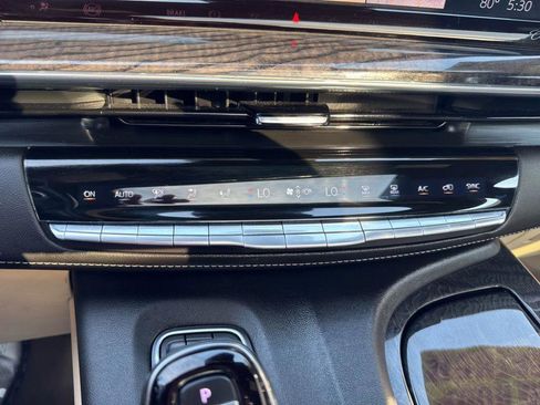 Used 2021 Cadillac Escalade Premium Luxury AWD/4WD image 14