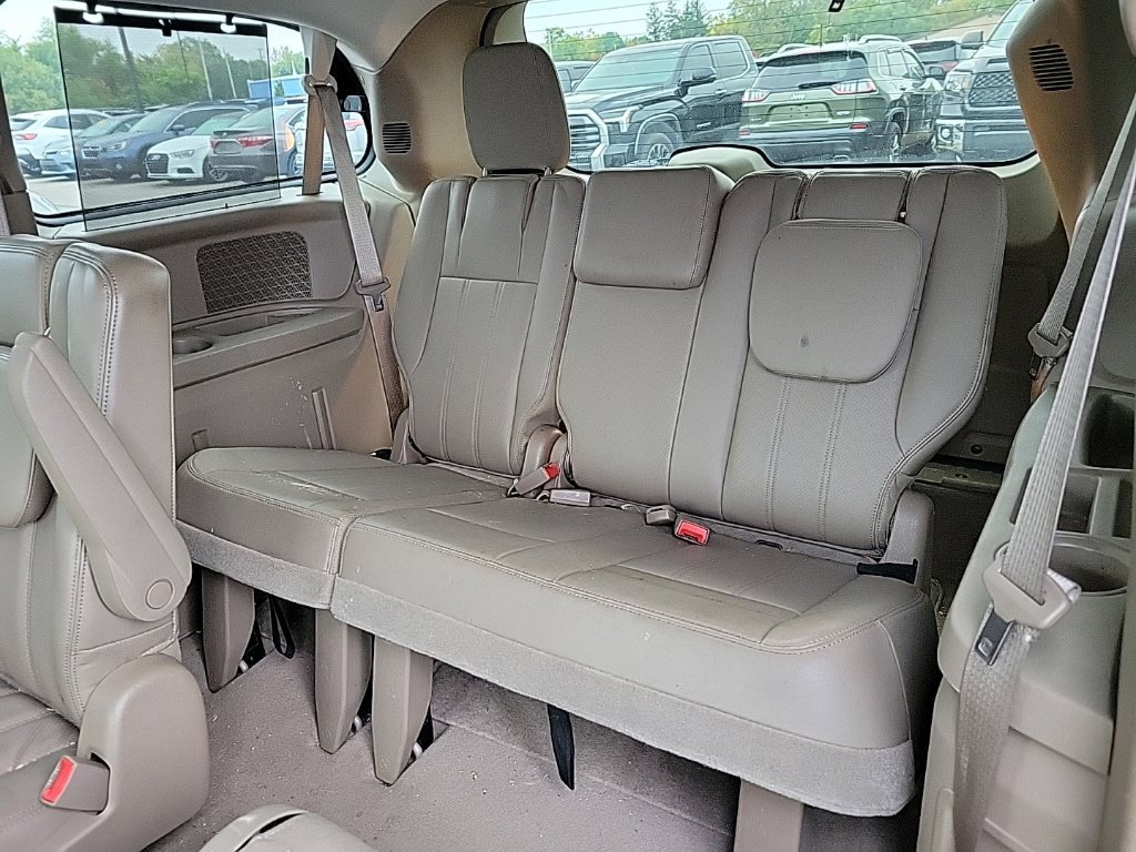 Used 2012 Chrysler Town & Country Touring-L w/ Driver Convenience Group FWD image 12