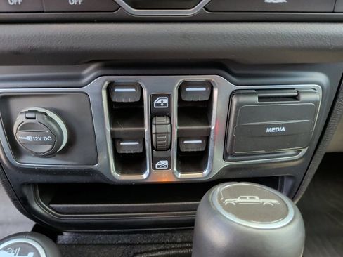 Used 2024 Jeep Gladiator Sport AWD/4WD image 32