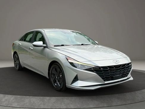 Used 2021 Hyundai Elantra SEL w/ Convenience Package image 2