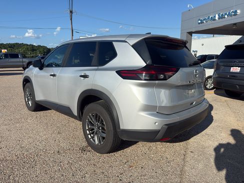 Used 2024 Nissan Rogue S FWD image 4