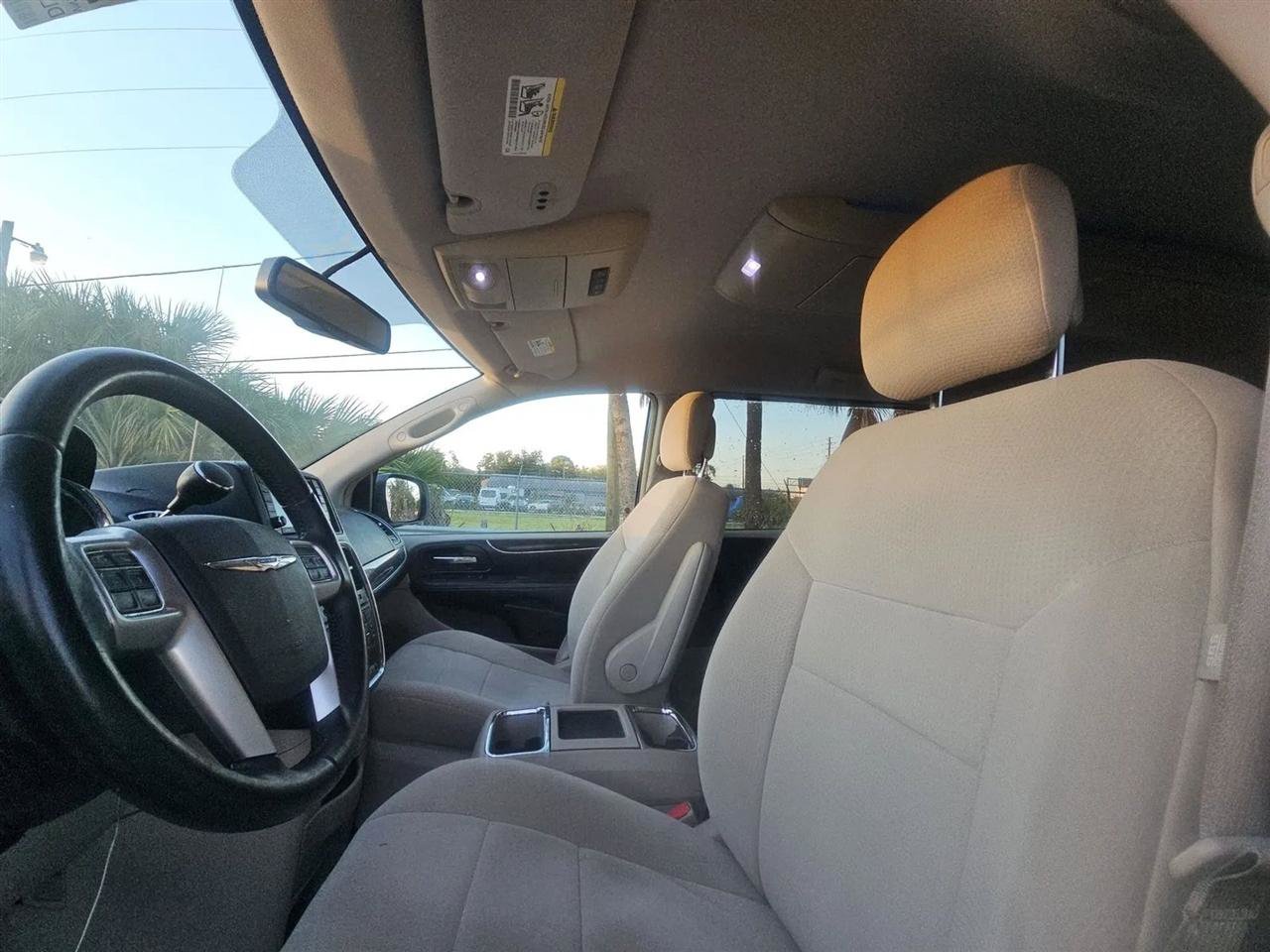Used 2012 Chrysler Town & Country Touring FWD image 14