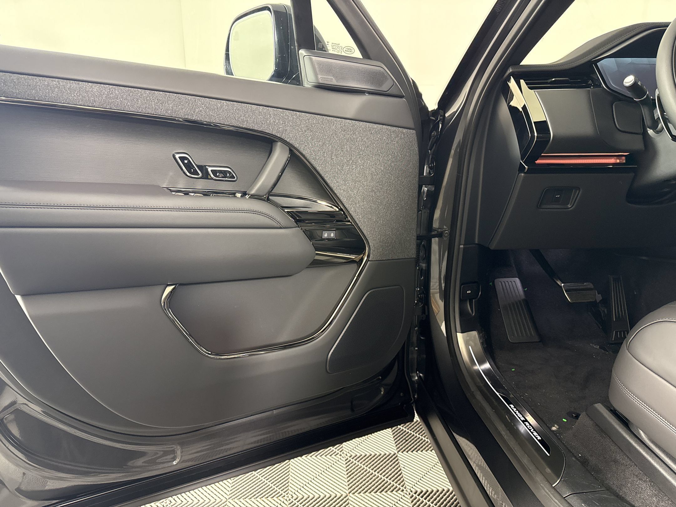 New 2026 Land Rover Range Rover Sport Dynamic SE AWD/4WD image 19