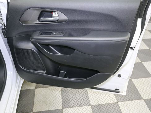Used 2025 Chrysler Pacifica Select image 21