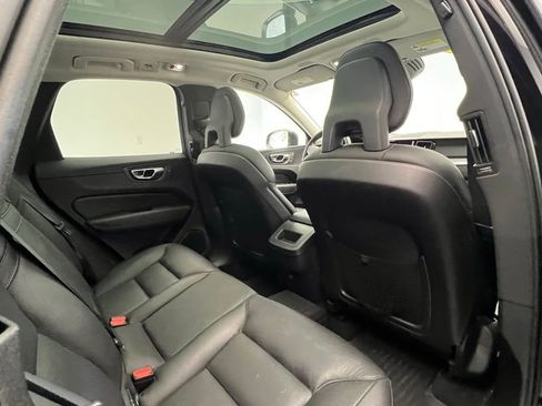 Used 2018 Volvo XC60 T5 Momentum w/ Vision Package image 8