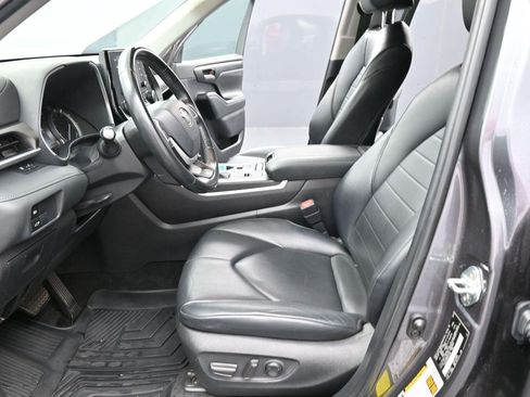 Used 2022 Toyota Highlander XLE FWD image 13