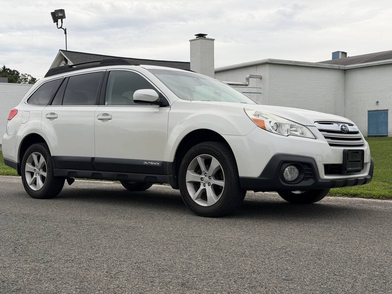 Used 2014 Subaru Outback 2.5i Premium AWD/4WD image 3