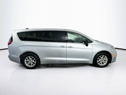 Used 2024 Chrysler Pacifica Touring-L FWD image 10