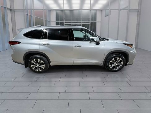 Used 2022 Toyota Highlander XLE AWD/4WD image 9