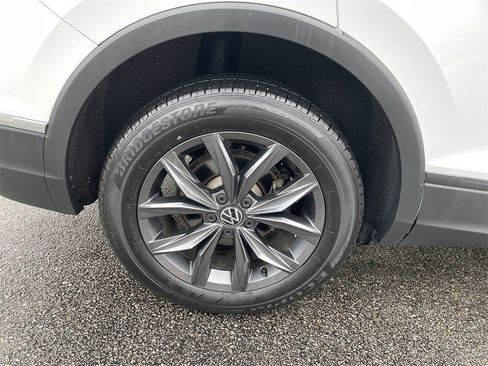 Used 2022 Volkswagen Tiguan SE w/ Panoramic Sunroof Package image 12