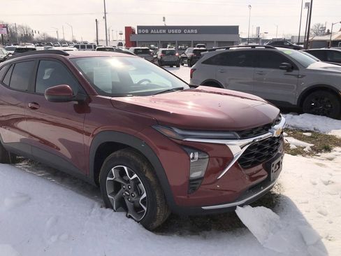 Used 2025 Chevrolet Trax LT w/ LT Convenience Package image 7