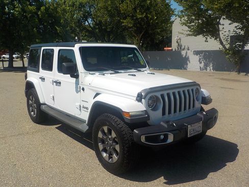 Used 2018 Jeep Wrangler Unlimited Sahara AWD/4WD image 4