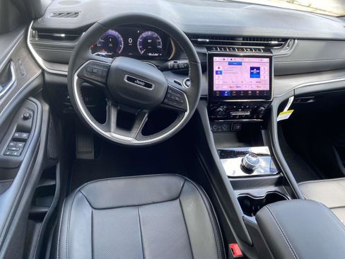 New 2025 Jeep Grand Cherokee Limited w/ Luxury Tech Group II RWD image 11