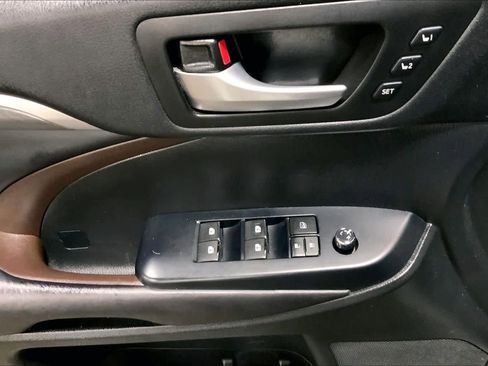 Used 2017 Toyota Highlander Limited AWD/4WD image 36