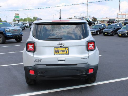 Used 2018 Jeep Renegade Latitude w/ Cold Weather Group AWD/4WD image 7