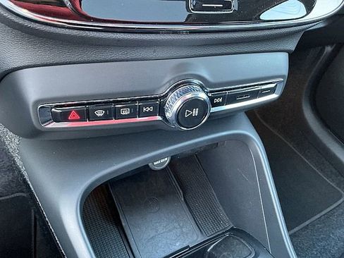 Certified 2025 Volvo XC40 B5 Core image 25