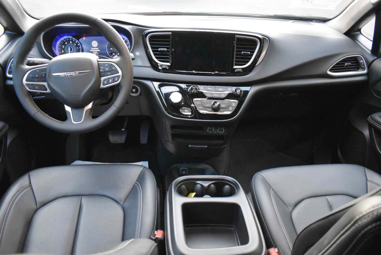 Used 2025 Chrysler Pacifica Select FWD image 15