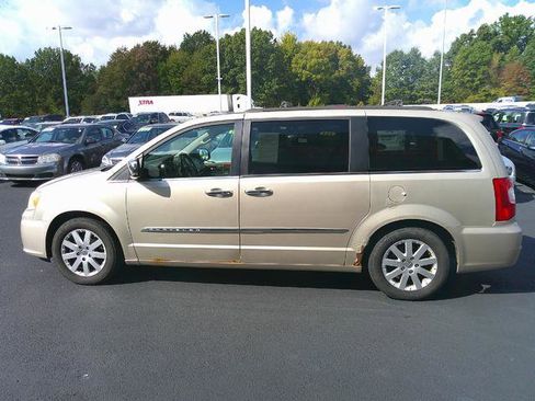 Used 2012 Chrysler Town & Country Touring-L w/ Entertainment Group #2 image 3