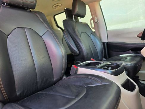 Used 2017 Chrysler Pacifica Touring-L Plus w/ Tire & Wheel Group FWD image 17