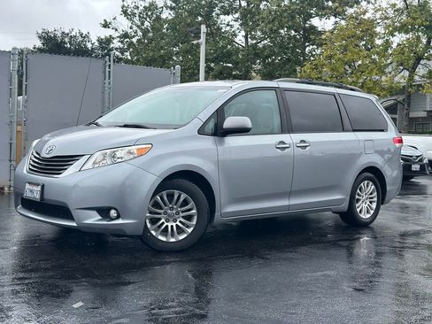 Used 2013 Toyota Sienna XLE image 1