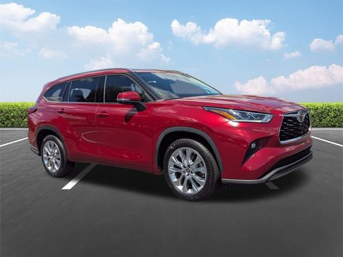 Used 2023 Toyota Highlander Limited FWD image 2