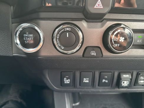 Used 2018 Toyota Tacoma TRD Sport w/ Technology Package image 16