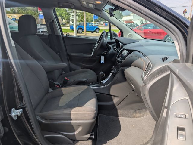 Used 2021 Chevrolet Trax LS w/ Tint and Cruise Package AWD/4WD image 12