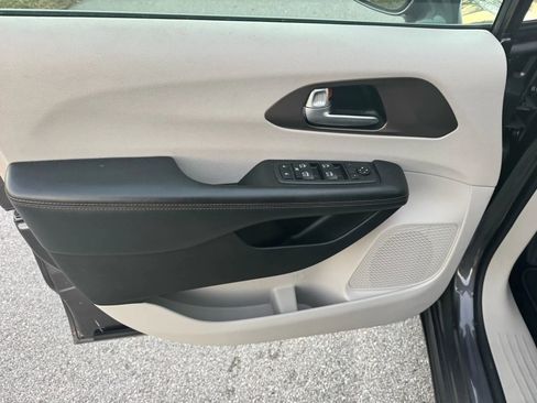 Used 2018 Chrysler Pacifica Touring-L Plus w/ Advanced Safetytec Group image 31