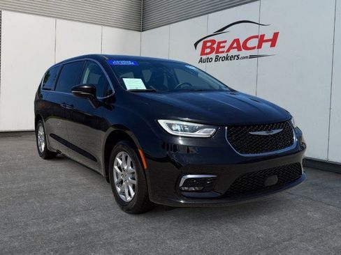 Used 2023 Chrysler Pacifica Touring-L FWD image 3