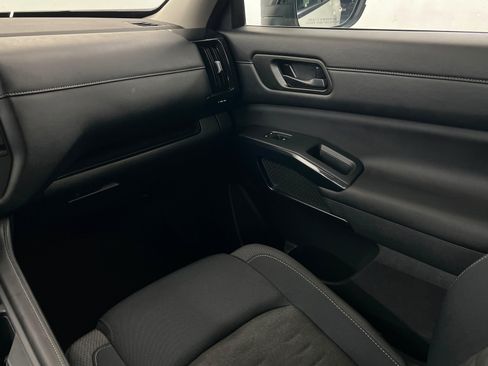 Used 2025 Nissan Pathfinder S FWD image 11