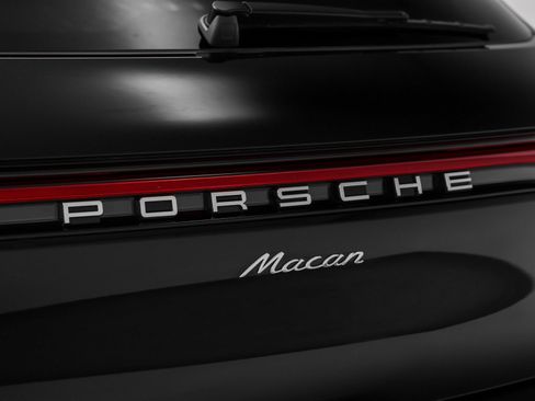Used 2025 Porsche Macan image 17