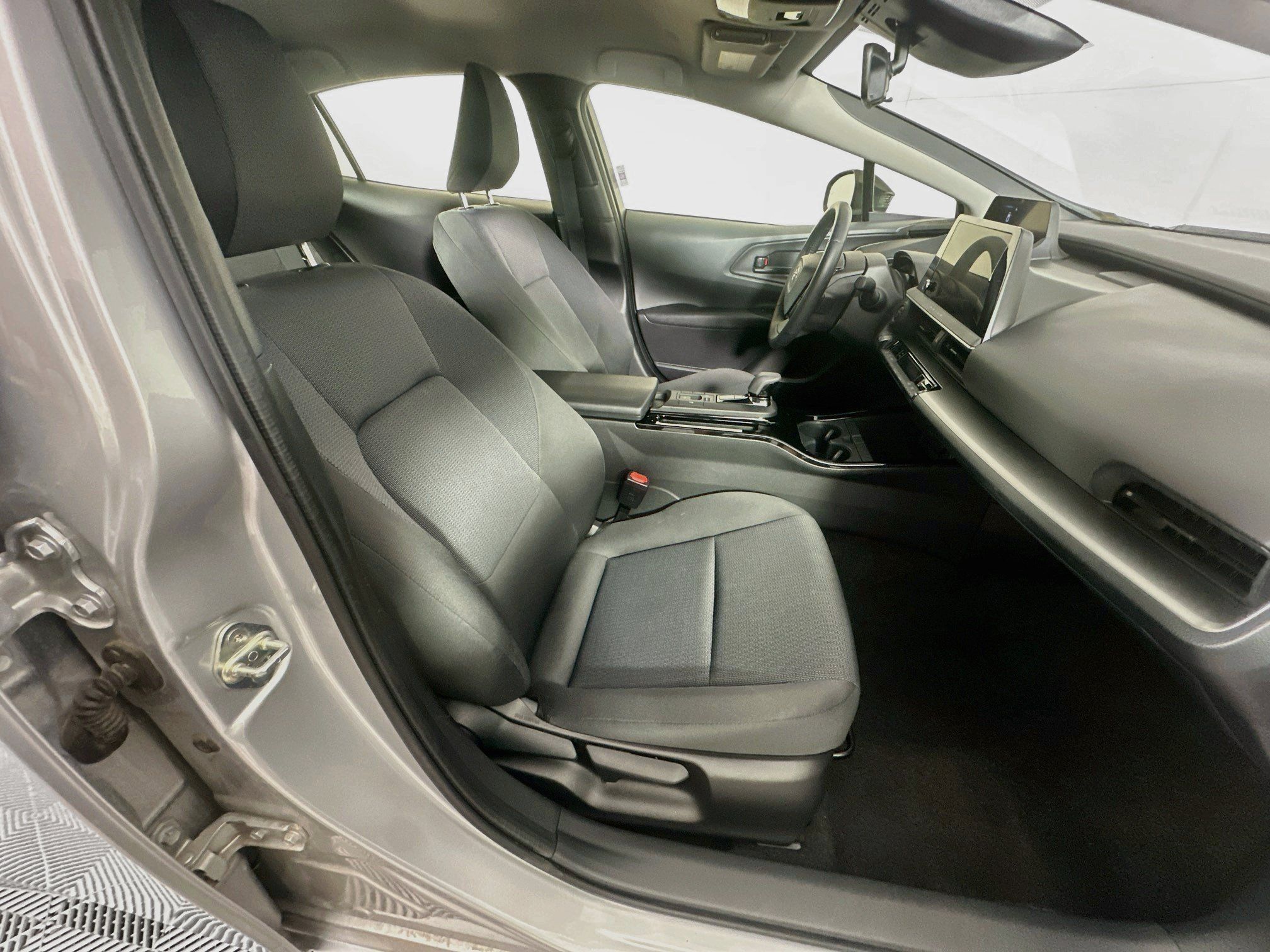 Used 2025 Toyota Prius LE FWD image 29