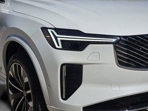 Certified 2025 Volvo XC90 T8 Plus w/ Protection Package Premier image 40