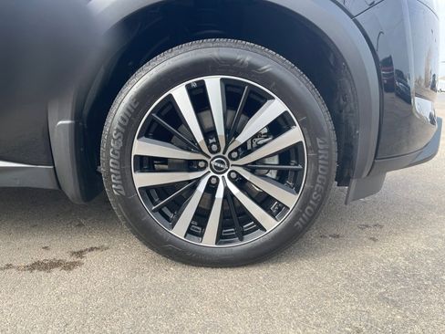 Used 2025 Nissan Pathfinder Platinum image 16