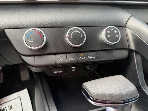 Used 2022 Hyundai Elantra SE FWD image 24